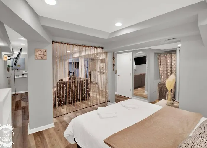 Logan Square Monthly Apartment *